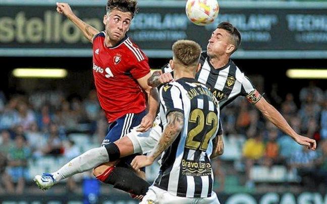 Llinares pugna con un rival del Castellón en la tarde de este domingo.