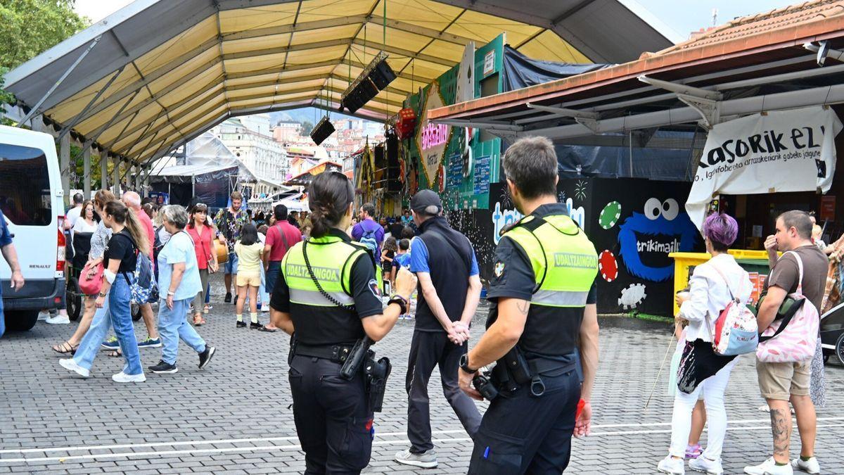 Algunos agentes realizan la ronda por el recinto festivo de Aste Nagusia.