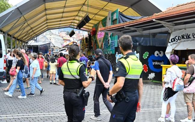 Algunos agentes realizan la ronda por el recinto festivo de Aste Nagusia. Algunos agentes realizan la ronda por el recinto festivo de Aste Nagusia.