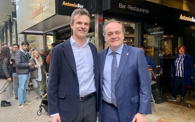 Jon Uriarte posa junto a Jokin Aperribay, presidente de la Real Sociedad.