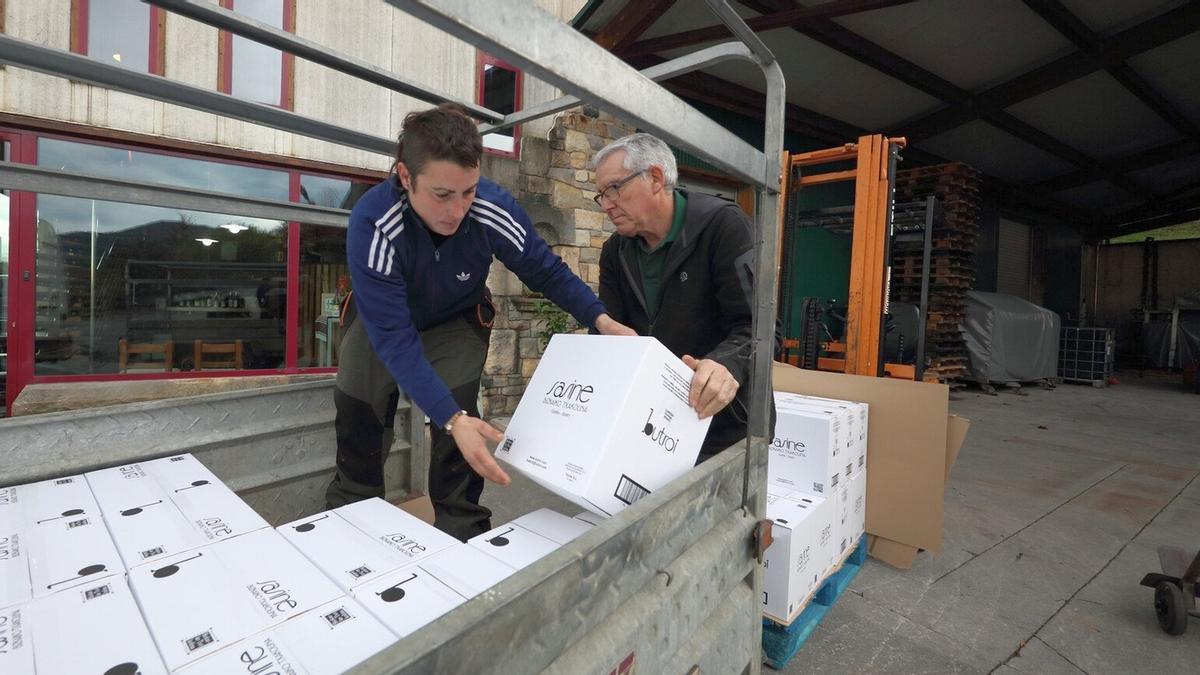 Los bodegueros de Bodegas Butroi pasaron el día de ayer cargando las 600 botellas de txakoli que serán hoy degustadas en la feria de Santo Tomas.