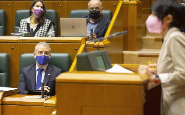 Iñigo Urkullu sigue con atención la intervención de la portavoz de EH Bildu, Maddalen Iriarte, en un pleno de control en el Parlamento Vasco. Iñigo Urkullu sigue con atención la intervención de la portavoz de EH Bildu, Maddalen Iriarte, en un pleno de control en el Parlamento Vasco.