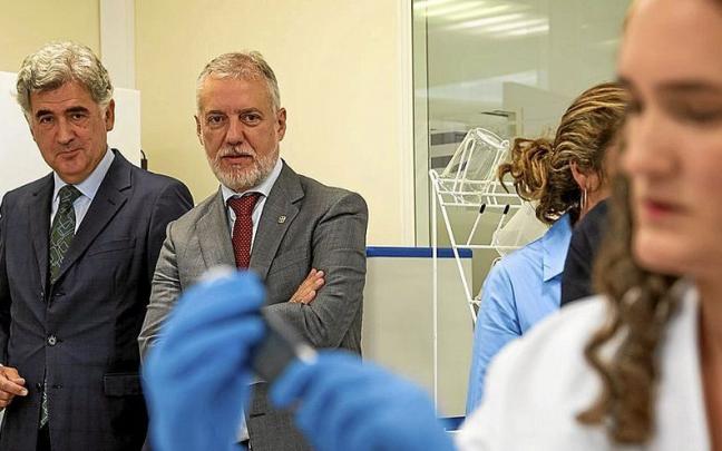 El lehendakari, I&ntilde;igo Urkullu, ayer, en la visita a la empresa biofarmac&eacute;utica Oncomatryx.
