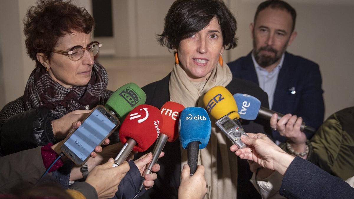 La diputada de la directora general de Industrias Culturales, Adriana Moscoso (c), el delegado del Gobierno, Denis Itxaso, y la diputada foral de Cultura, María José Tellería, atienden a los medios de comunicación este lunes du