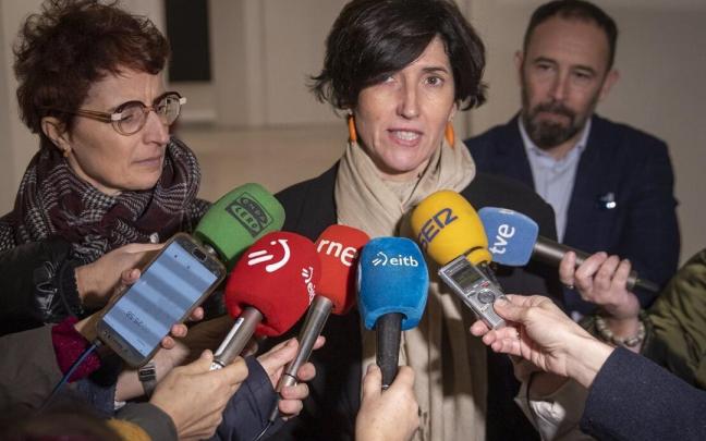 La diputada de la directora general de Industrias Culturales, Adriana Moscoso (c), el delegado del Gobierno, Denis Itxaso, y la diputada foral de Cultura, Mar&iacute;a Jos&eacute; Teller&iacute;a, atienden a los medios de comunicaci&oacute;n este lunes du