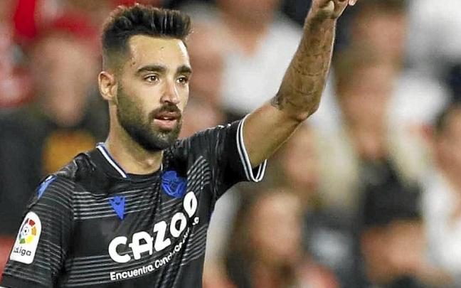 Brais Méndez celebra apuntando al cielo el segundo gol de la Real de ayer en Sevilla. | FOTO: EFE