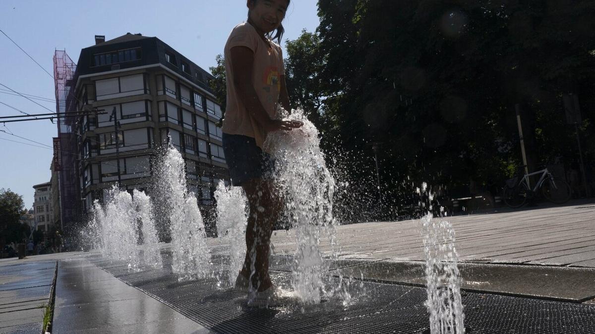 Día de calor en el centro de la capital alavesa.