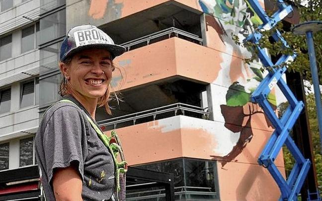 Udane Juaristi delante de su obra.