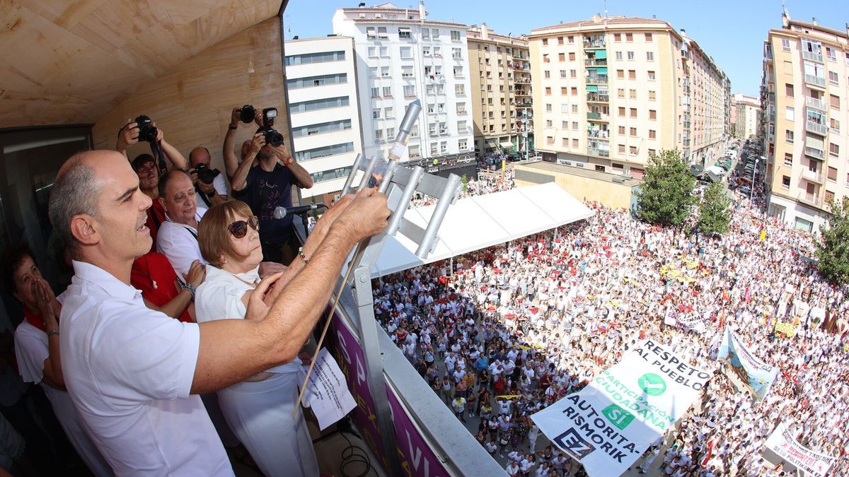 Florencia Pérez y Montso Bengoetxea lanzan el cohete de Burlada.