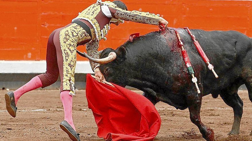 El volapié de Paco Ureña jugándose la vida acabó con el diestro por los aires, el toro muerto sin puntilla y la plaza estremecida