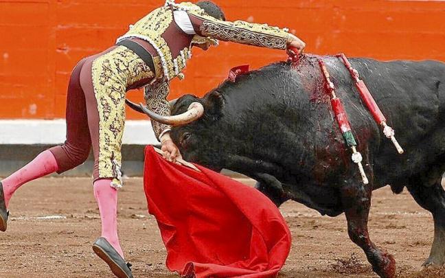 El volapié de Paco Ureña jugándose la vida acabó con el diestro por los aires, el toro muerto sin puntilla y la plaza estremecida