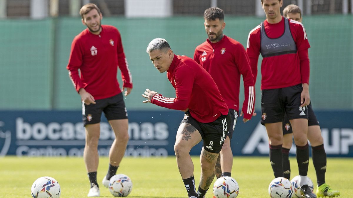 El Chimy Ávila lanza una falta durante el entrenamiento