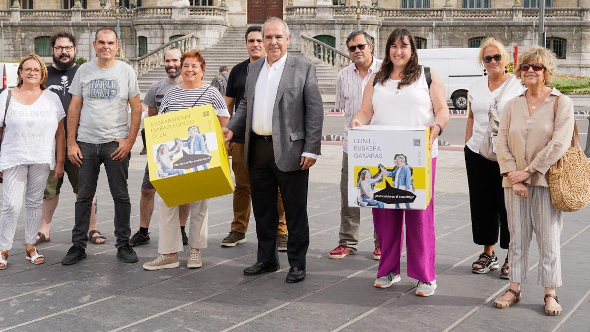 Un momento de la presentación de la campaña de matriculación en los euskaltegis municipales de Bilbao.