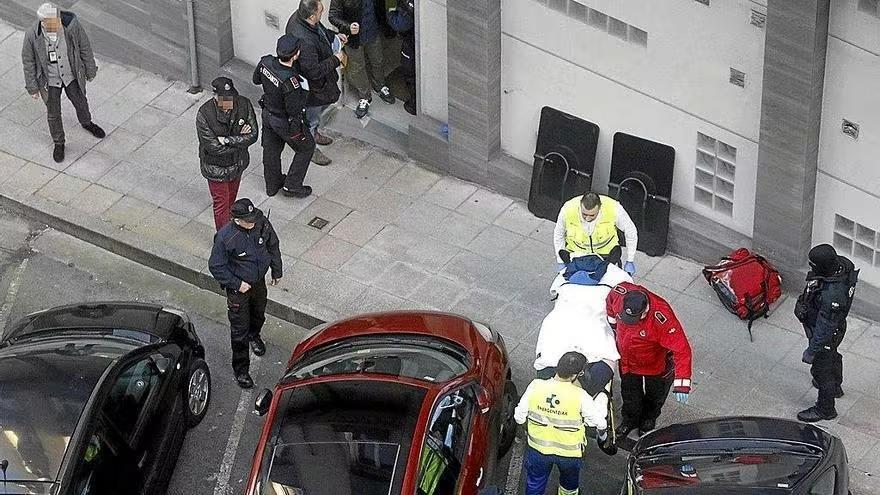 Sanitarios de Osakidetza transportan en una camilla al presunto asesino, tras ser hallado en mal estado en una lonja de Portugalete.