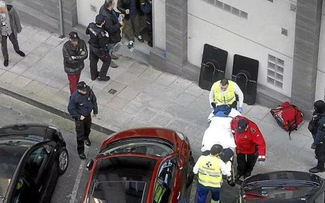 Sanitarios de Osakidetza transportan en una camilla al presunto asesino, tras ser hallado en mal estado en una lonja de Portugalete.
