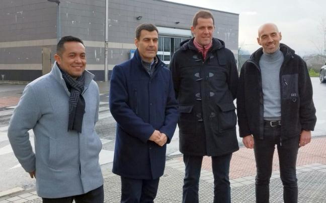 Miguel Ángel Gómez Viar, con representantes municipales.