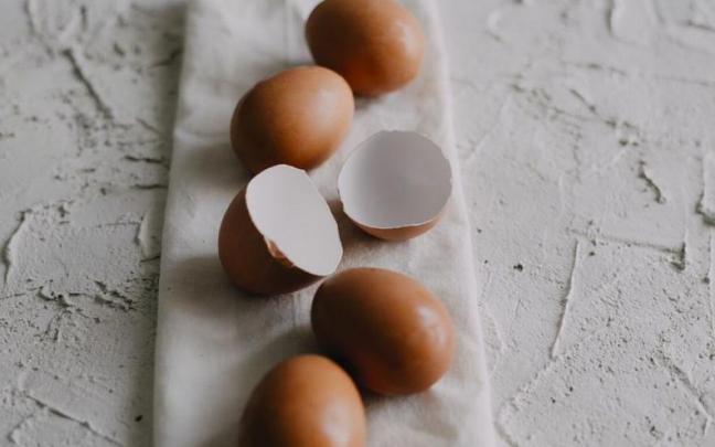 Además de la yema y la clara, también podemos aprovechar las cáscaras de huevo.