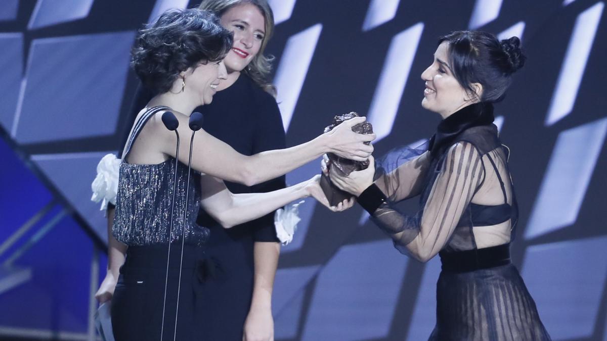 Alauda Ruiz de Azúa recoge el Goya a la mejor dirección novel.