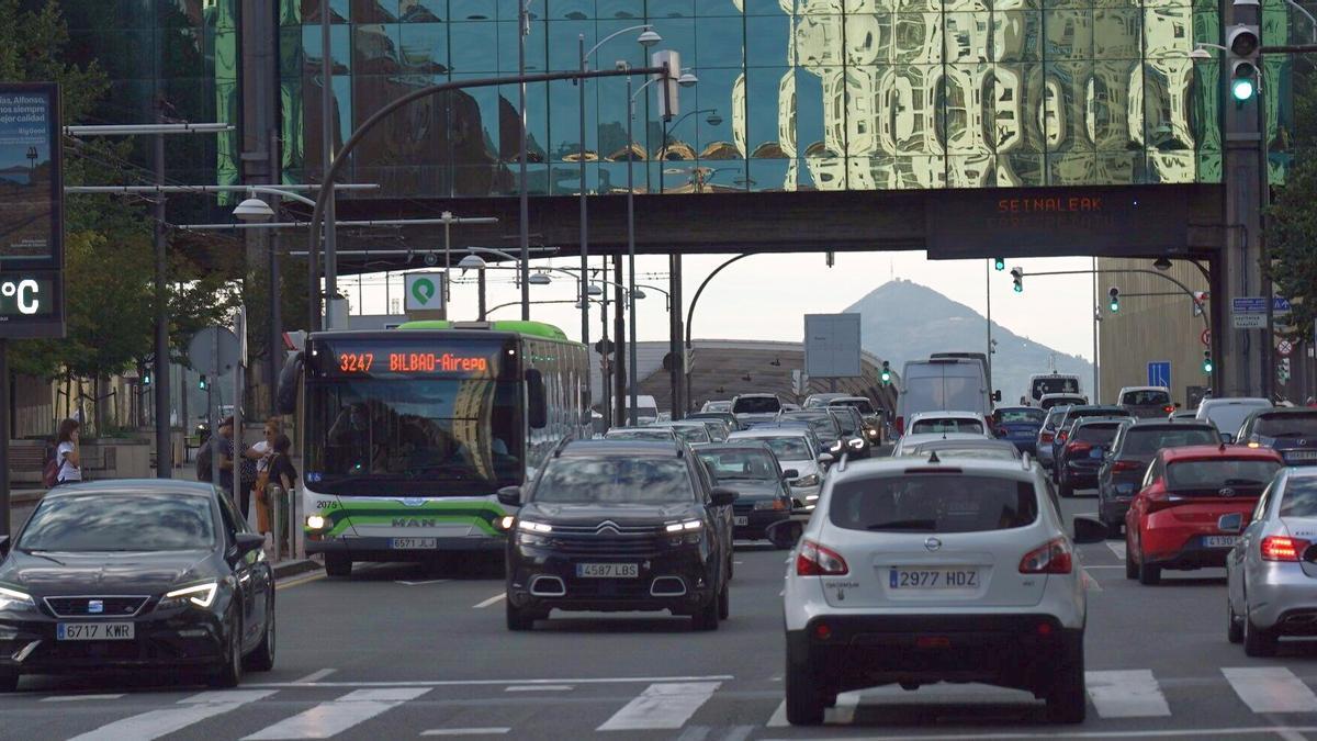 Pese a la imagen del tráfico en hora punta, 280.703 coches han dejado de entrar en Bilbao entre el 1 de septiembre y el 23 de octubre.