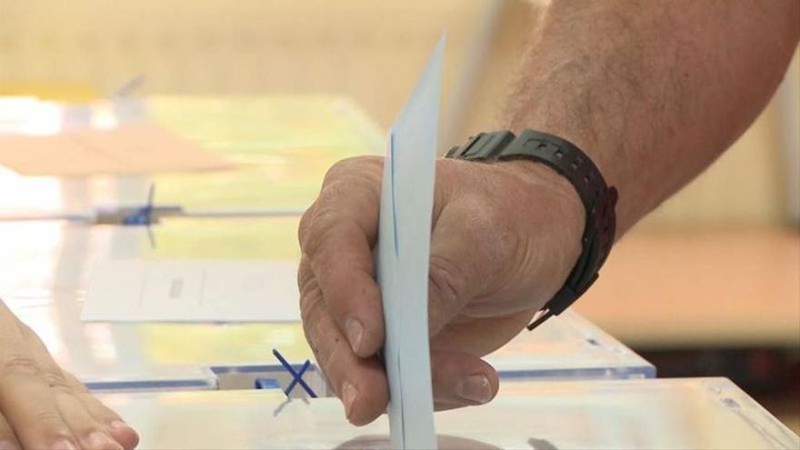 Un hombre deposita su voto en una urna.