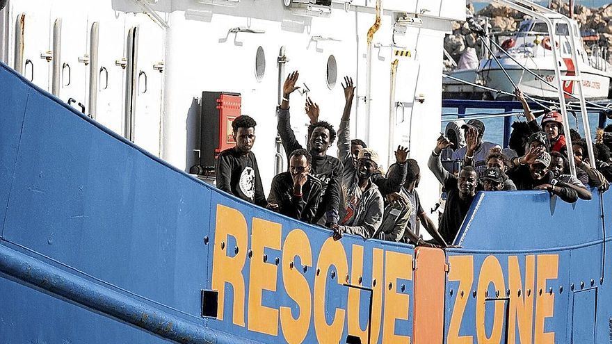 Uno de los rescates del ‘Aita Mari’, a su llegada a la costa italiana, en este caso Sicilia donde puso a salvo a 78 migrantes y donde es habitual que el buque quedara inmovilizado durante un tiempo. | FOTO: EFE