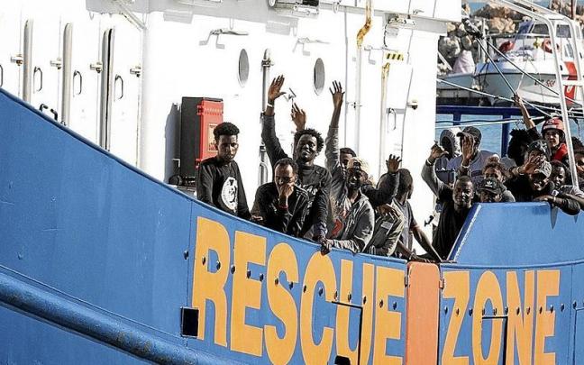 Uno de los rescates del ‘Aita Mari’, a su llegada a la costa italiana, en este caso Sicilia donde puso a salvo a 78 migrantes y donde es habitual que el buque quedara inmovilizado durante un tiempo. | FOTO: EFE Uno de los rescates del ‘Aita Mari’, a su llegada a la costa italiana, en este caso Sicilia donde puso a salvo a 78 migrantes y donde es habitual que el buque quedara inmovilizado durante un tiempo. | FOTO: EFE