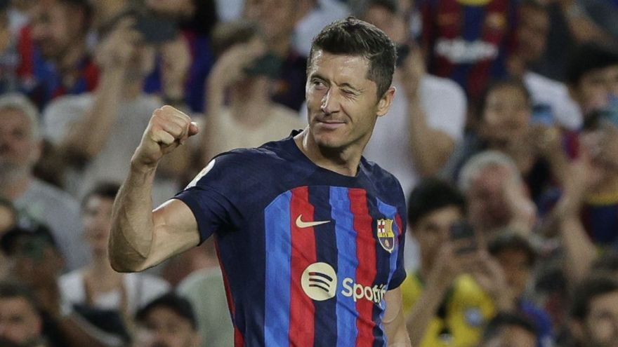 El delantero polaco del Barcelona Robert Lewandowski celebra su segundo gol, tercero del equipo ante el Real Valladolid