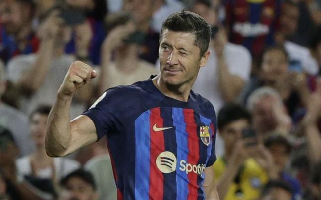 El delantero polaco del Barcelona Robert Lewandowski celebra su segundo gol, tercero del equipo ante el Real Valladolid