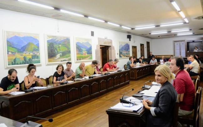 Las obras de Javier Ciga en el Salón de Plenos del Ayuntamiento de Baztan