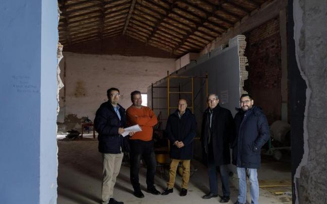 De izquierda a derecha: el asesor del Ayuntamiento, Javier de Carlos; el concejal del Ayuntamiento de Cabanillas, Rom&aacute;n Alonso, el consejero de Cohesi&oacute;n Territorial, Bernardo Ciriza; el alcalde de Cabanillas, Gustavo Rodriguez; y el director