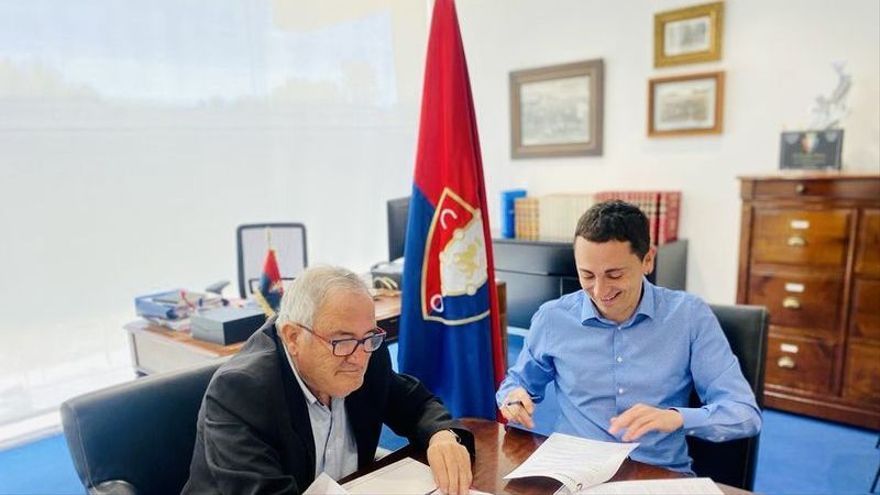 Luis Sabalza y Gorka Azpiroz firman el convenio en El Sadar