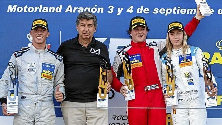 Erik Zabala, con mono rojo, celebrando una de sus dos victorias.