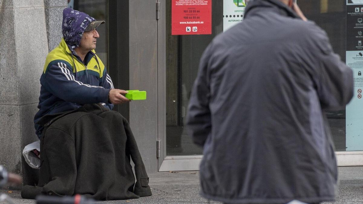 Persona pidiendo limosna en Vitoria