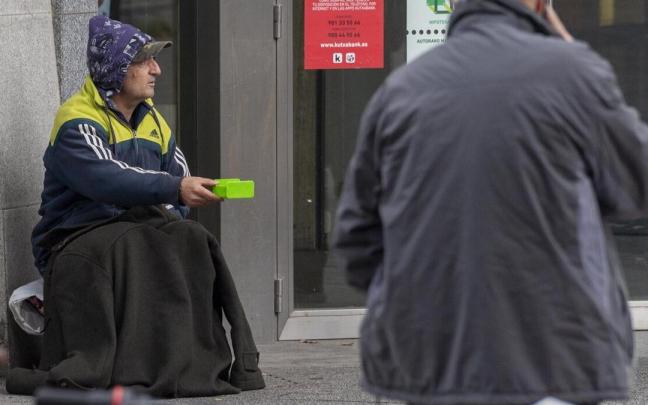 Persona pidiendo limosna en Vitoria