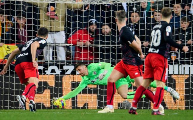 Unai Simón fue clave en la victoria del Athletic en Mestalla.