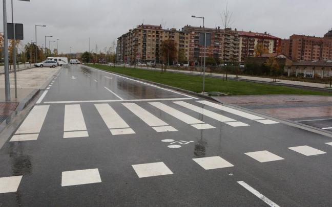 Vial abierto al tráfico de la nueva urbanización de Azpilagaña Sur.
