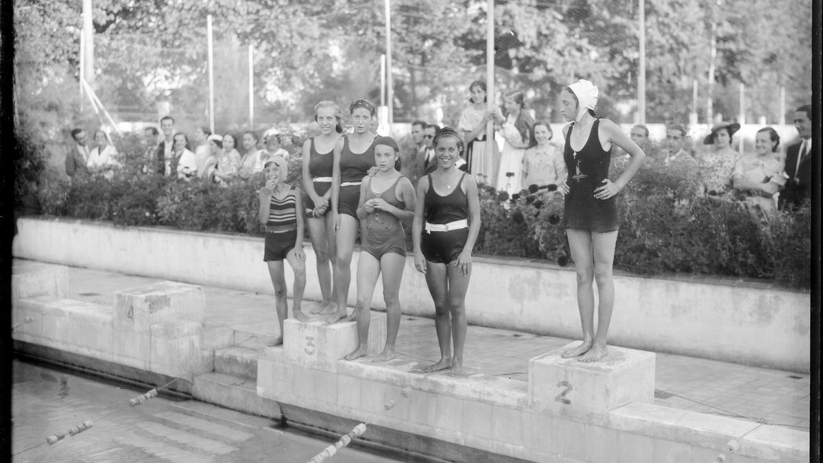 Rosario Alfaro, la 1ª; Carmen Ariz podría ser la 2ª; Aurora Roa, la 3ª; Candelaria Martínez de Ubago, la 4ª; Ana María Poza, 5ª y la 6ª puede ser Fabiola Arriazu. Larraina, Campeonatos, agosto 1935.