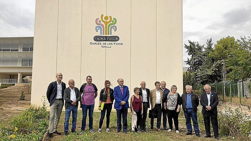 Los miembros de Euskaltzaindia son recibidos por los representantes de la Ikastola Garcés de los Fayos.