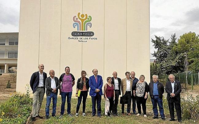 Los miembros de Euskaltzaindia son recibidos por los representantes de la Ikastola Garcés de los Fayos. Los miembros de Euskaltzaindia son recibidos por los representantes de la Ikastola Garcés de los Fayos.