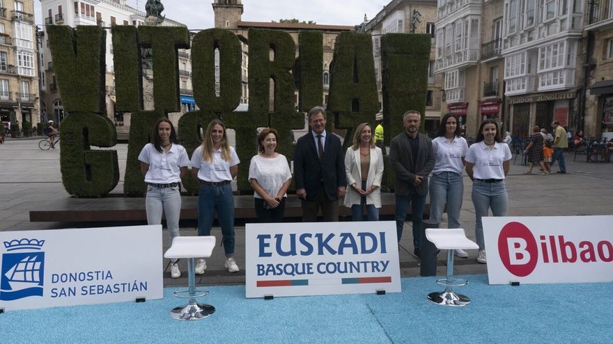 Instituciones y jugadoras, durante la presentacion del torneo de pelota femenina 3 Hiruburuak