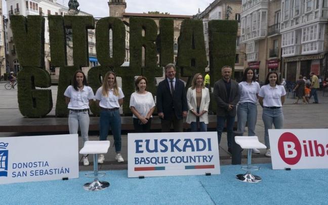 Instituciones y jugadoras, durante la presentacion del torneo de pelota femenina 3 Hiruburuak Instituciones y jugadoras, durante la presentacion del torneo de pelota femenina 3 Hiruburuak
