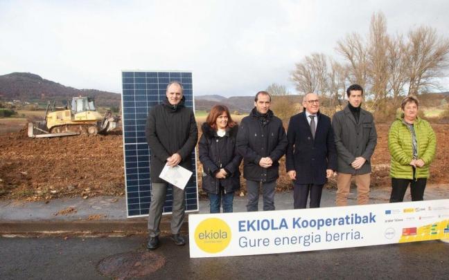 Los representantes de la DIputaci&oacute;n, el EVE, Krean y la cuadrilla de Mendeialdea, este lunes en Maeztu.