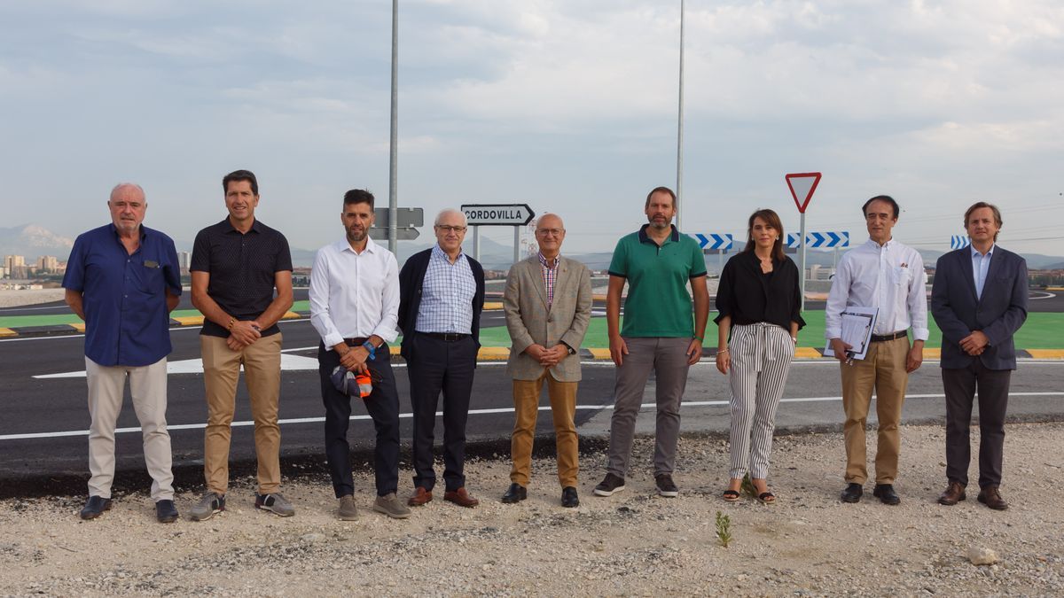 El director general de Obras Públicas e Infraestructuras, Pedro López; el director del Servicio de Nuevas Infraestructuras, Jesús Polo; la presidenta del concejo de Cordovilla, Ana Isabel Vales; el alcalde de la Cendea de Galar, &Oacu