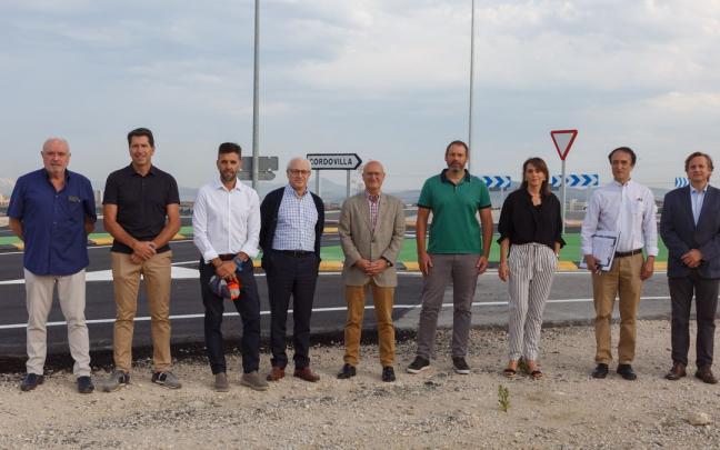 El director general de Obras Públicas e Infraestructuras, Pedro López; el director del Servicio de Nuevas Infraestructuras, Jesús Polo; la presidenta del concejo de Cordovilla, Ana Isabel Vales; el alcalde de la Cendea de Galar, &Oacu El director general de Obras Públicas e Infraestructuras, Pedro López; el director del Servicio de Nuevas Infraestructuras, Jesús Polo; la presidenta del concejo de Cordovilla, Ana Isabel Vales; el alcalde de la Cendea de Galar, &Oacu