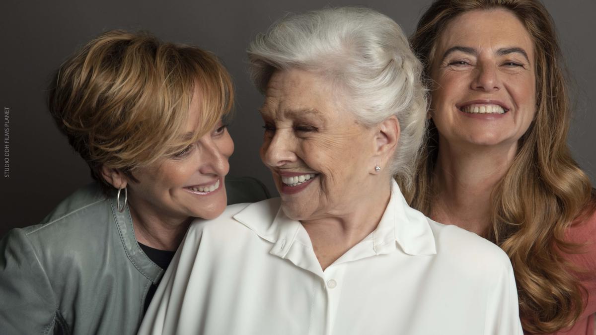 Lola Herrera (en el centro), con Ana Labordeta y Lola Baldrich.