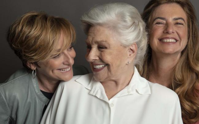 Lola Herrera (en el centro), con Ana Labordeta y Lola Baldrich.