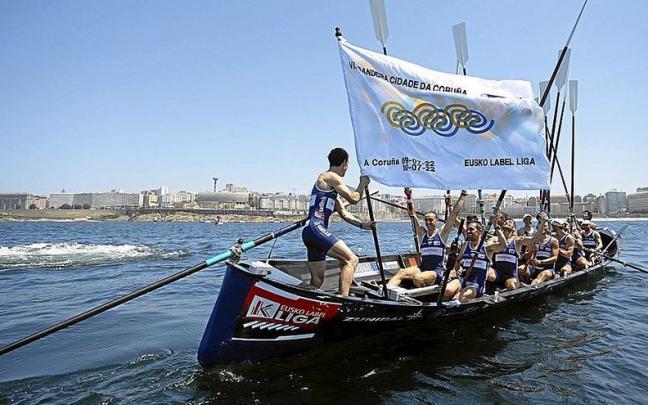 La tripulaci&oacute;n de Urdaibai festeja su triunfo en la Bandeira Cidade da Coru&ntilde;a tras un gran fin de semana para los vizcainos. | FOTO: AITOR ARRIZABALAGA/EUSKO LABEL LIGA