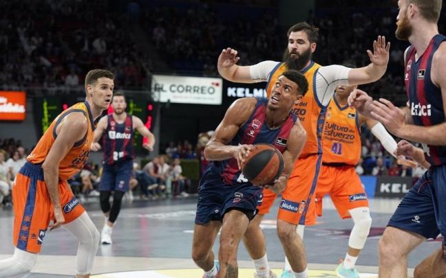 Wade Baldwin, perseguido por Dubljevic durante la semifinal de la ACB