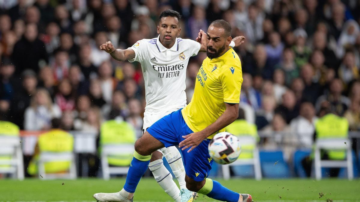 Fali pelea por un balón con Rodrygo.