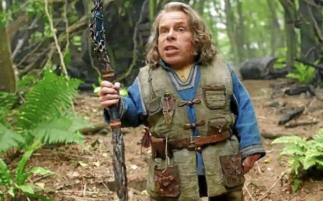 Warwick Davis en su personaje de Willow en la serie de Disney+.